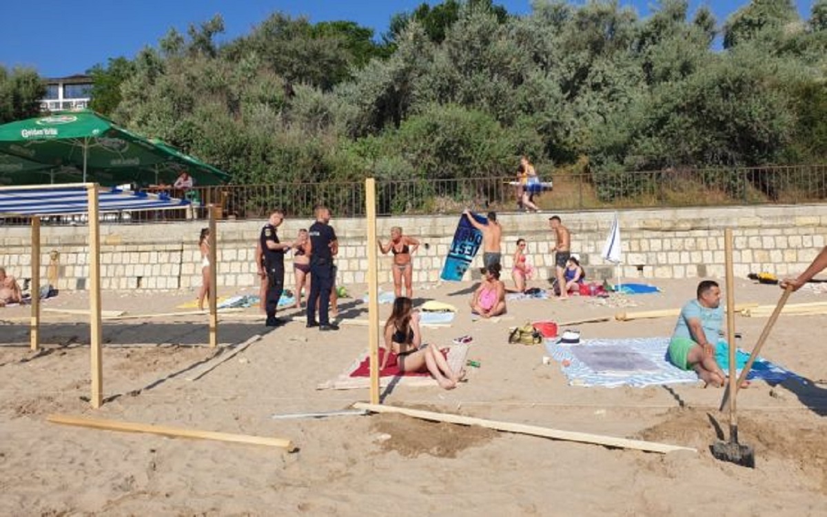 FOTO | Turiști alungați de pe plajă, la Eforie Sud. De la ce a pornit scandalul
