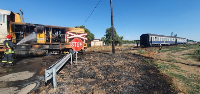 La un pas de tragedie: Locomotiva unui tren personal a luat foc în Bihor / Mecanicul-erou s-a ales cu arsuri de gradul II la picioare