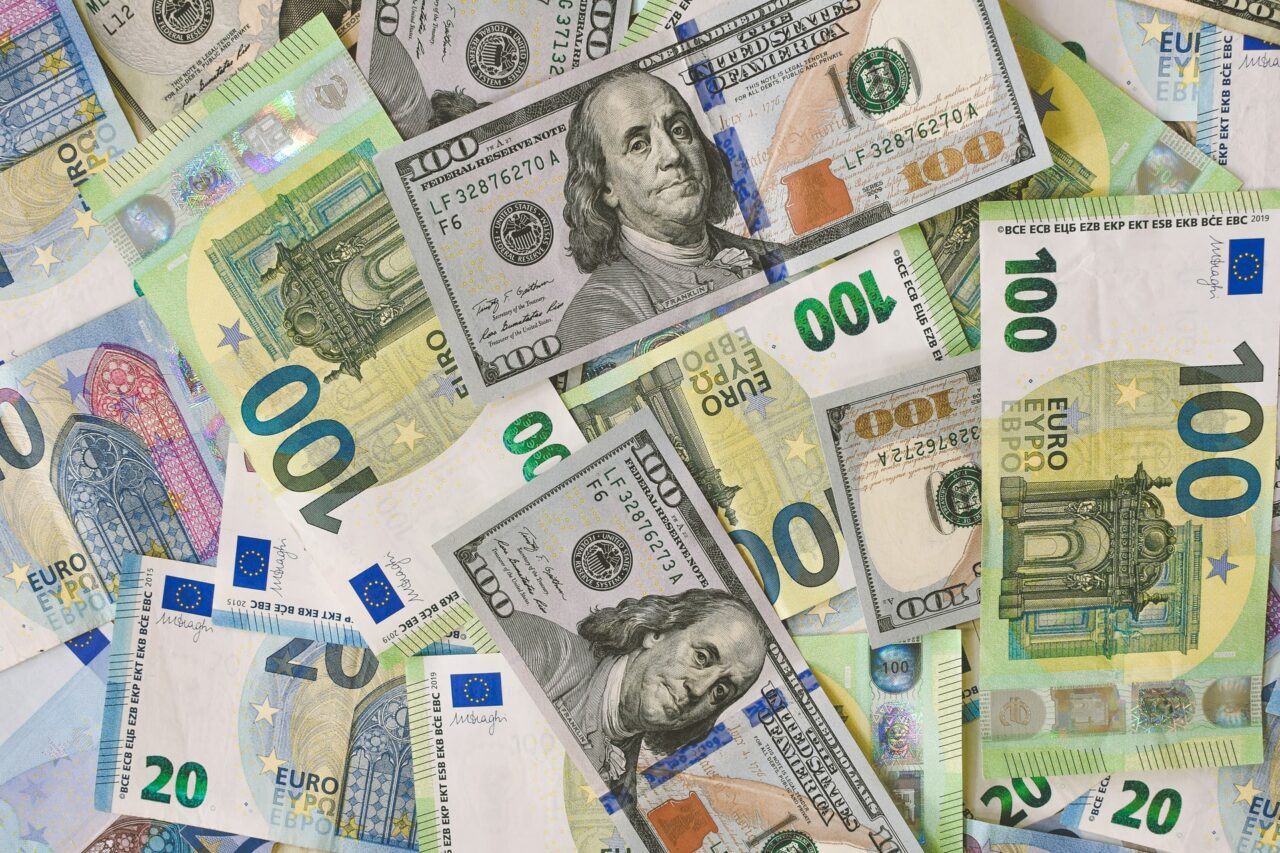Moneda euro, în cădere liberă pentru prima dată din 2002. Valorează sub un dolar american