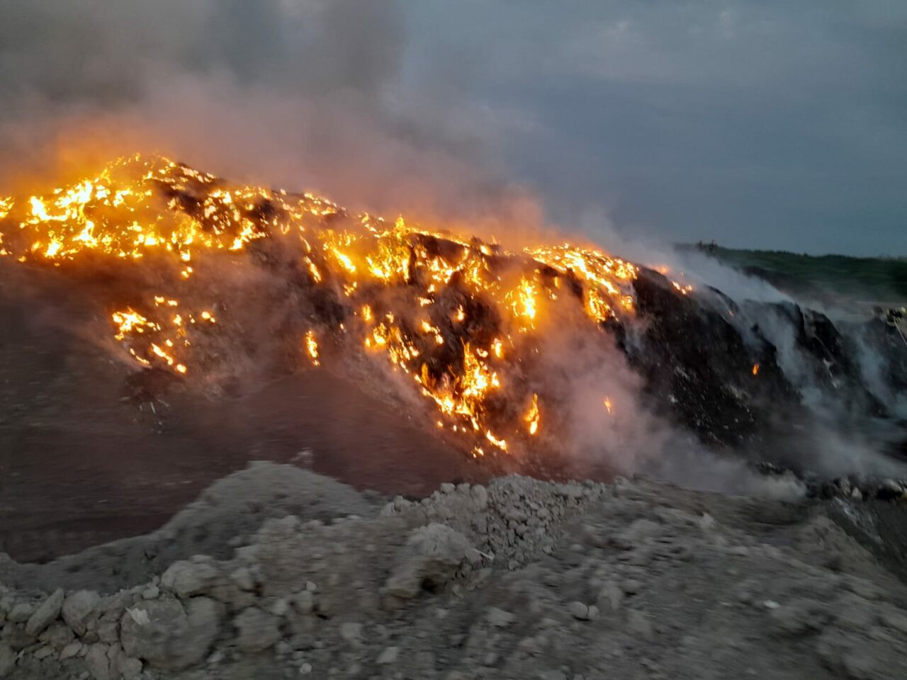 FOTO-VIDEO | Incendiu puternic în județul Prahova, la groapa de gunoi a orașului Băicoi. A fost emis un mesaj RO-Alert pentru locuitorii din zonă