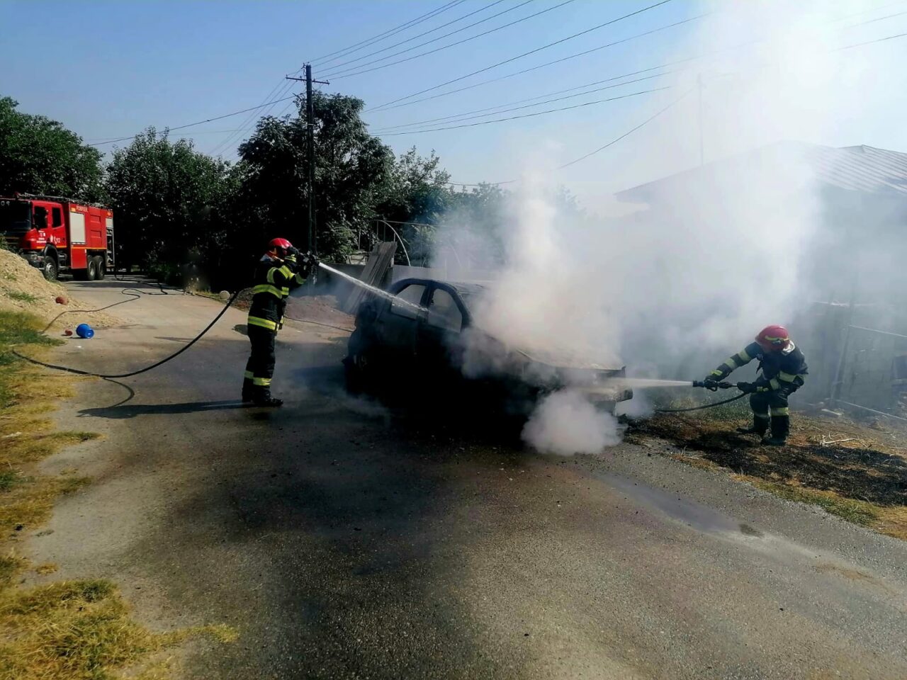FOTO-VIDEO | Un autoturism a luat foc pe un drum din județul Giurgiu. La volan se afla o femeie