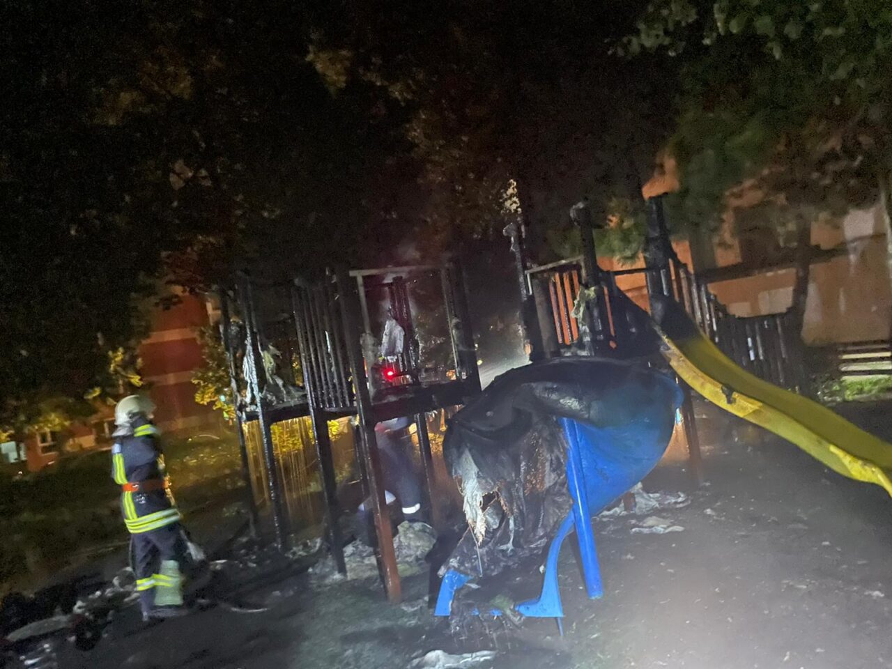 Un loc de joacă pentru copii din Suceava a fost cuprins de flăcări. Ce au descoperit pompierii