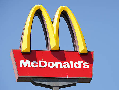 Un restaurant McDonald’s interzice accesul minorilor după ora 17.00. Motivul acestei decizii