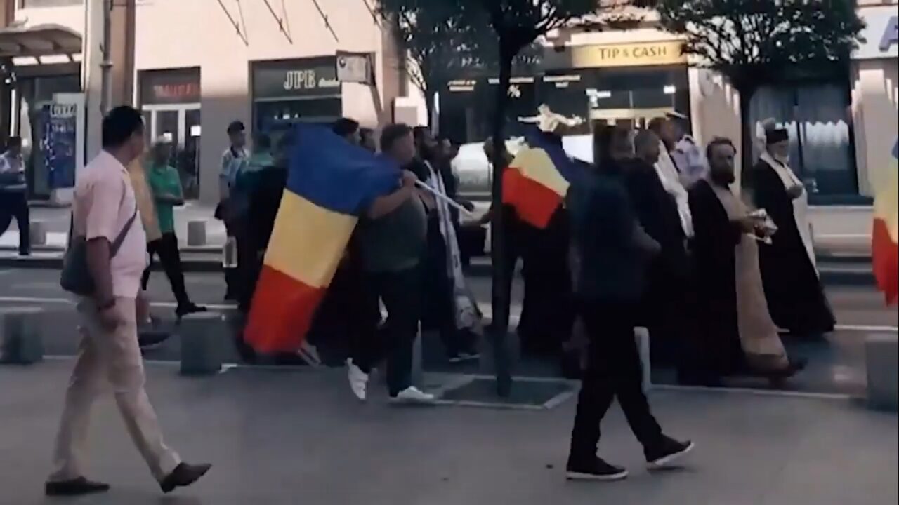 Gigi Becali a stropit cu agheasmă Calea Victoriei, pe traseul pe care a avut loc Bucharest Pride | VIDEO