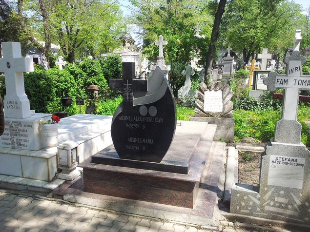 Ce persoane publice din România și-au făcut morminte din timpul vieții. „Sunt un om gospodar. Să n-aibă grijă copiii când n-o să mai fiu”