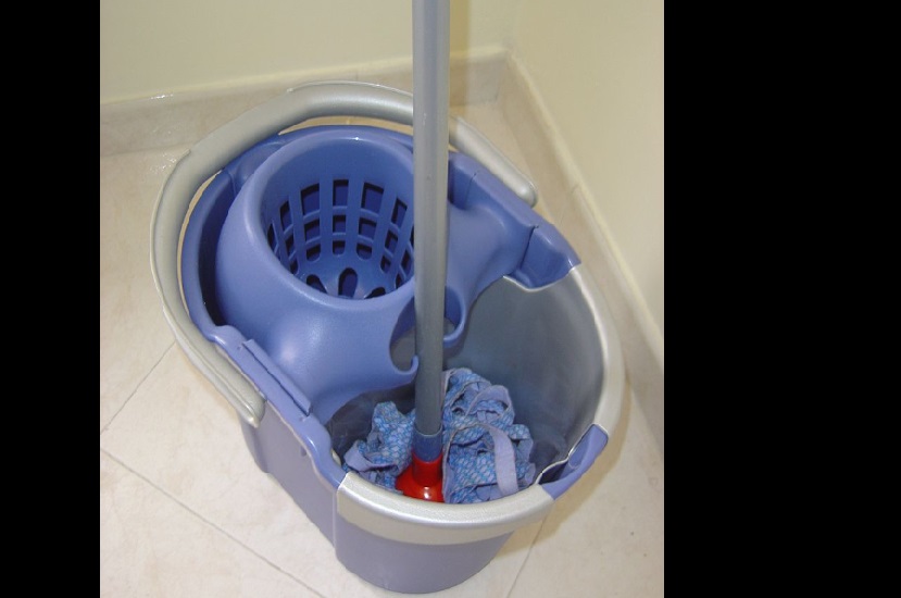 Ce se întâmplă dacă pui sare peste mop. Trucul pe care trebuie să îl încerce orice gospodină
