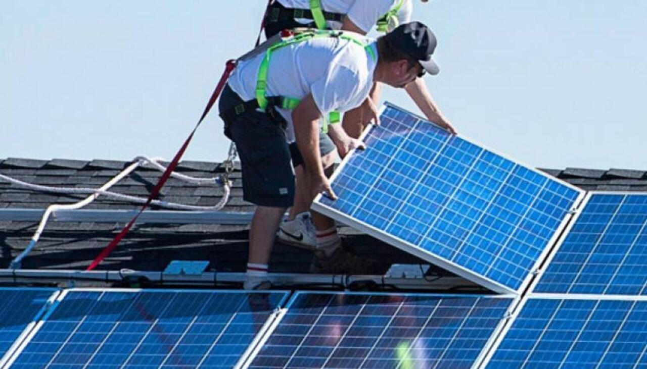 Câți lei costă panourile fotovoltaice pentru o casă cu 4 camere. Cum poți ajunge să plătești 0 lei factura la curent