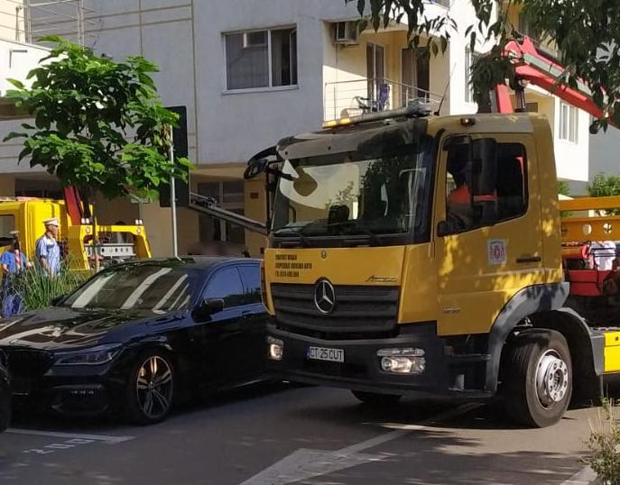 Atenție, șoferi, legea se modifică! Mașinile parcate pe trotuare vor fi ridicate
