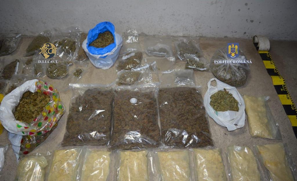 FOTO | Trei bărbați din Arad, prinși în flagrant când vindeau droguri într-o parcare. Ce au găsit polițiștii în casele lor, la percheziții