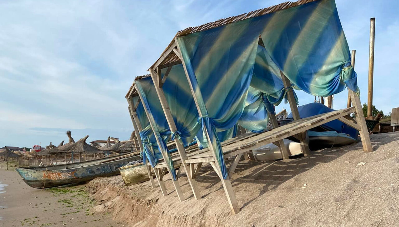 Cum a ajuns să arate plaja din Vama Veche, după furtuna de sâmbătă noapte. Imagini realizate de un turist ieri, 10 iulie 2022