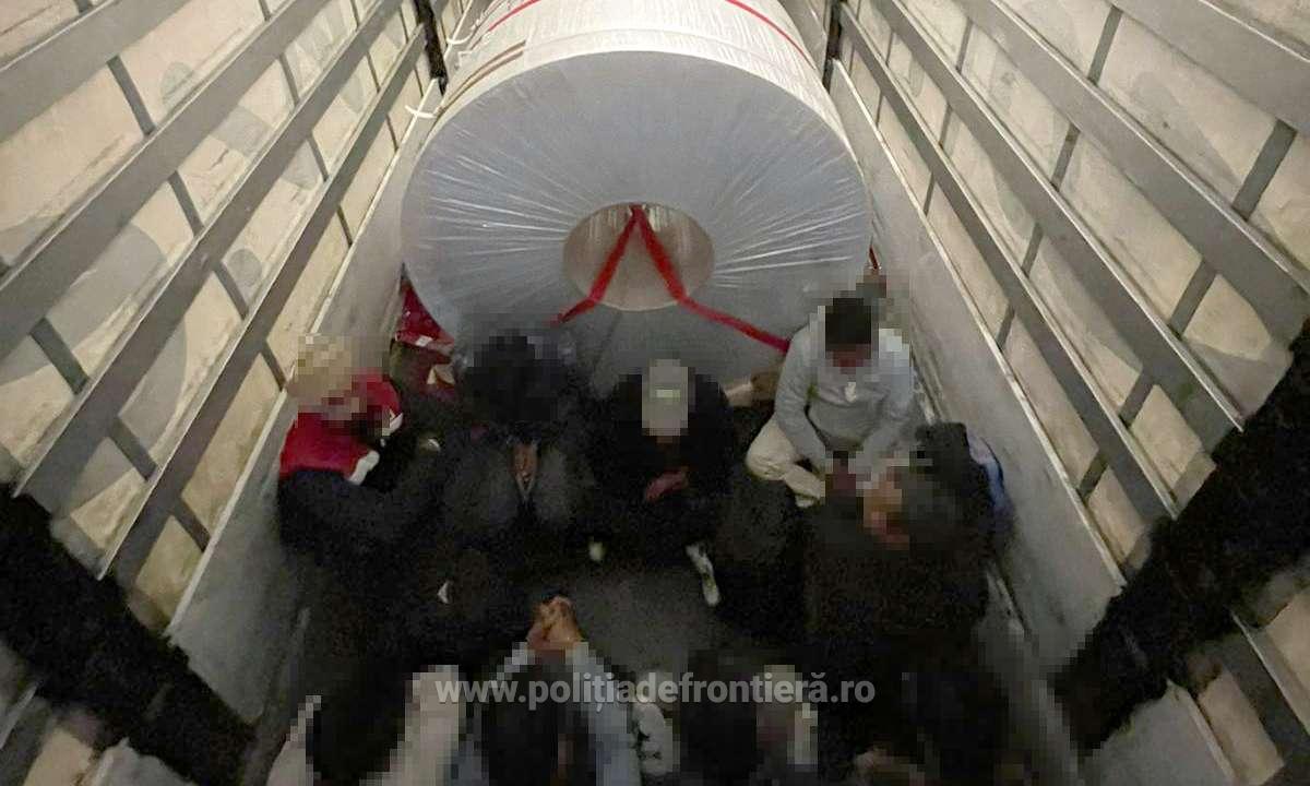 FOTO | Două TIR-uri cu peste 50 de cetățeni străini descoperite în Vama Nădlac II. Unde voiau să ajungă de fapt