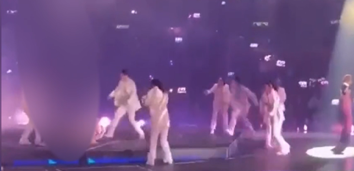 VIDEO | Doi dansatori au fost grav răniți în timpul unui concert în Hong Kong. Un monitor uriaș a căzut direct peste ei