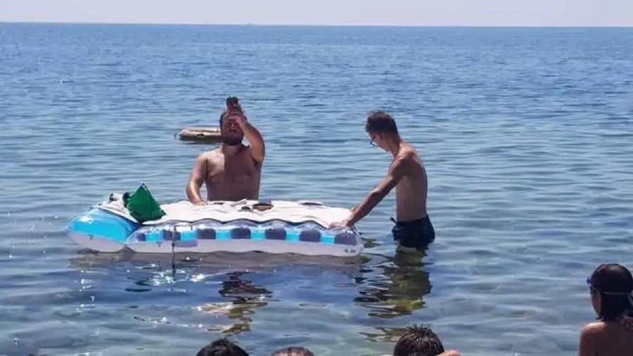 VIDEO | Metoda inedită aleasă de un preot din Italia pentru a celebra Liturghia. El este cercetat pentru „ofensă adusă unei confesiuni religioase”