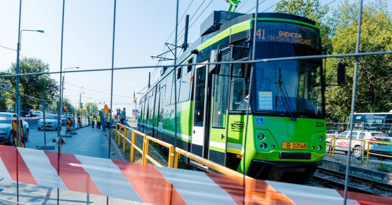 FOTO | Au început lucrările pentru adaptarea peroanelor la noile tramvaie aduse în Capitală. Modernizarea durează 6 luni