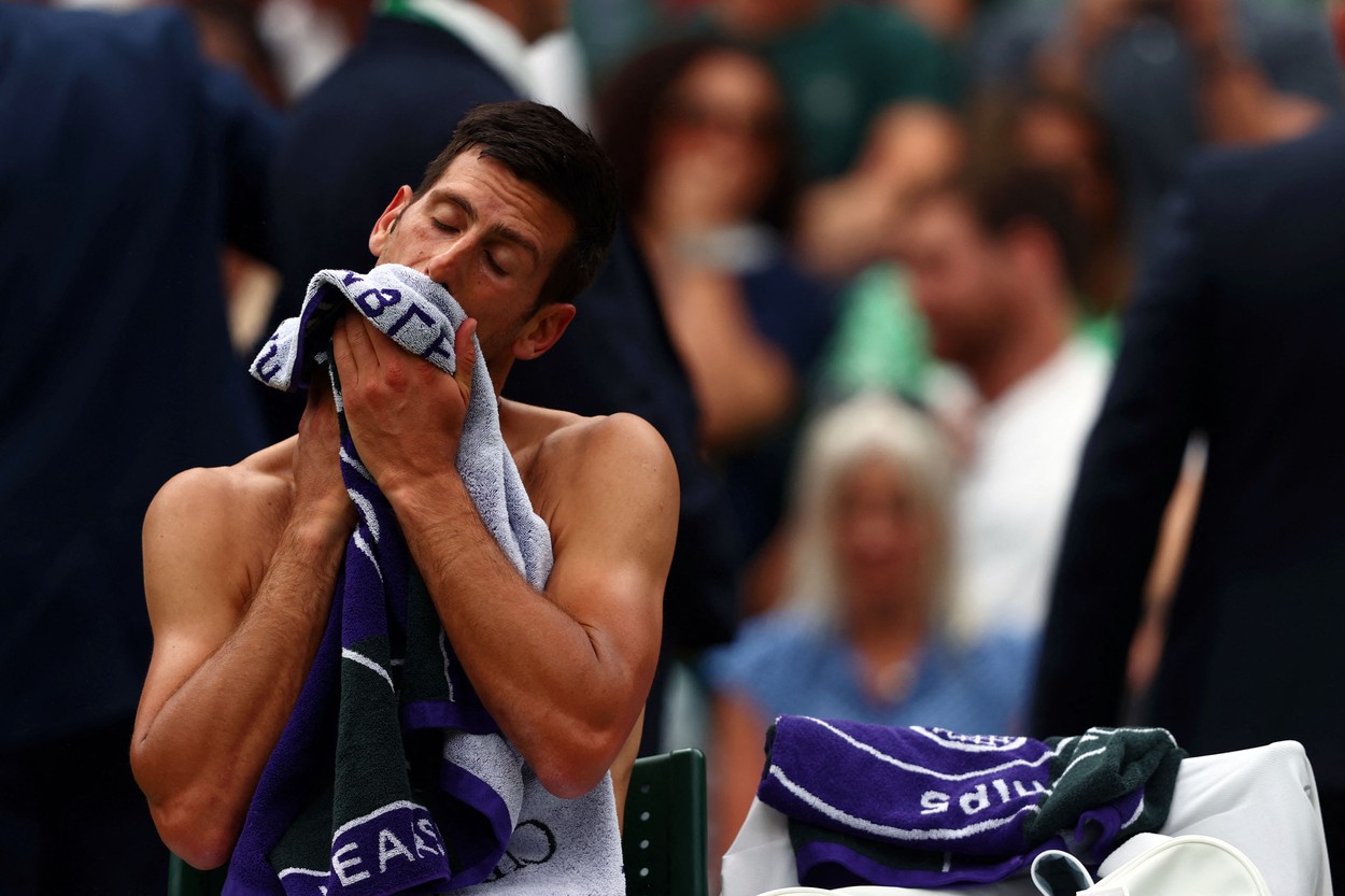 VIDEO | Controverse pe marginea substanței pe care a consumat-o Novak Djokovic în pauza unui meci de la Wimbledon: „E poțiune magică, e tot ce pot să vă spun”