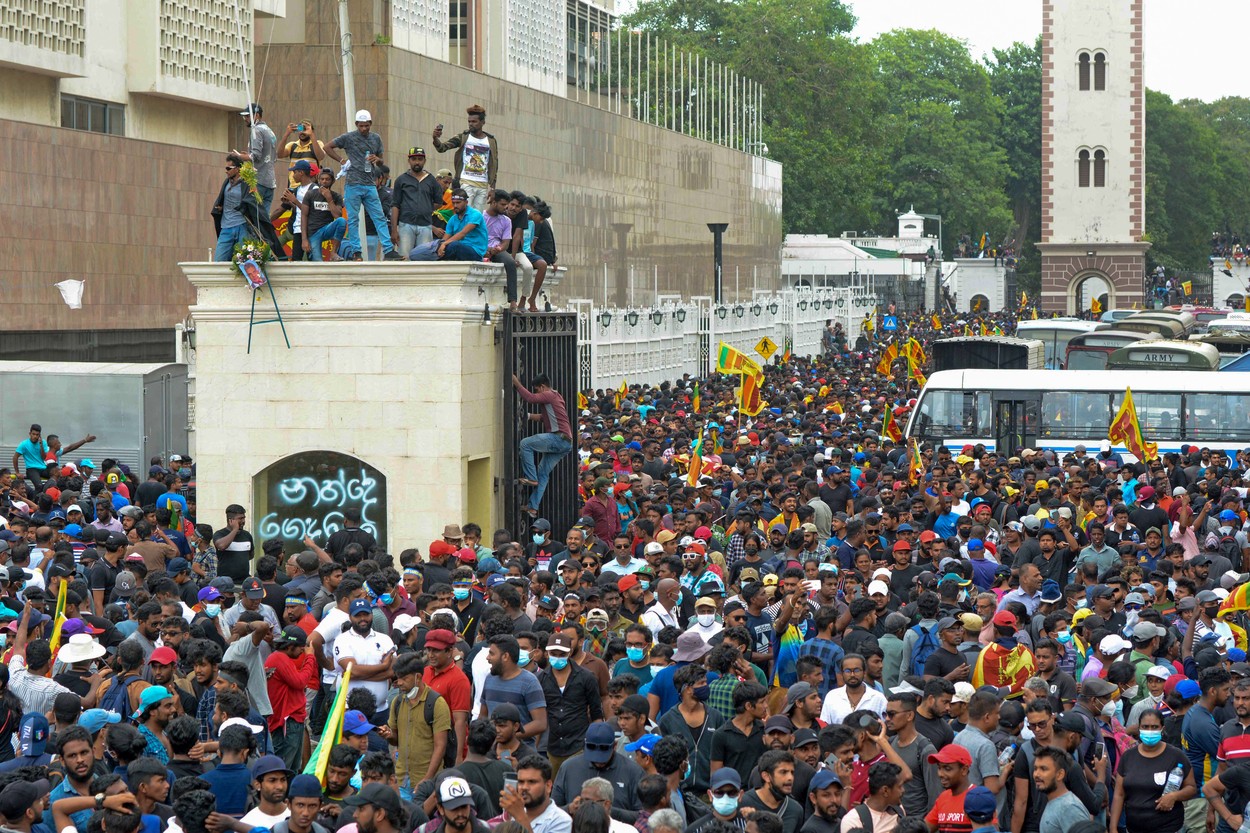 Proteste în Sri Lanka. Mii de manifestanți au intrat în reședința președintelui și au făcut baie în piscina acestuia. Casa premierului, incendiată | VIDEO