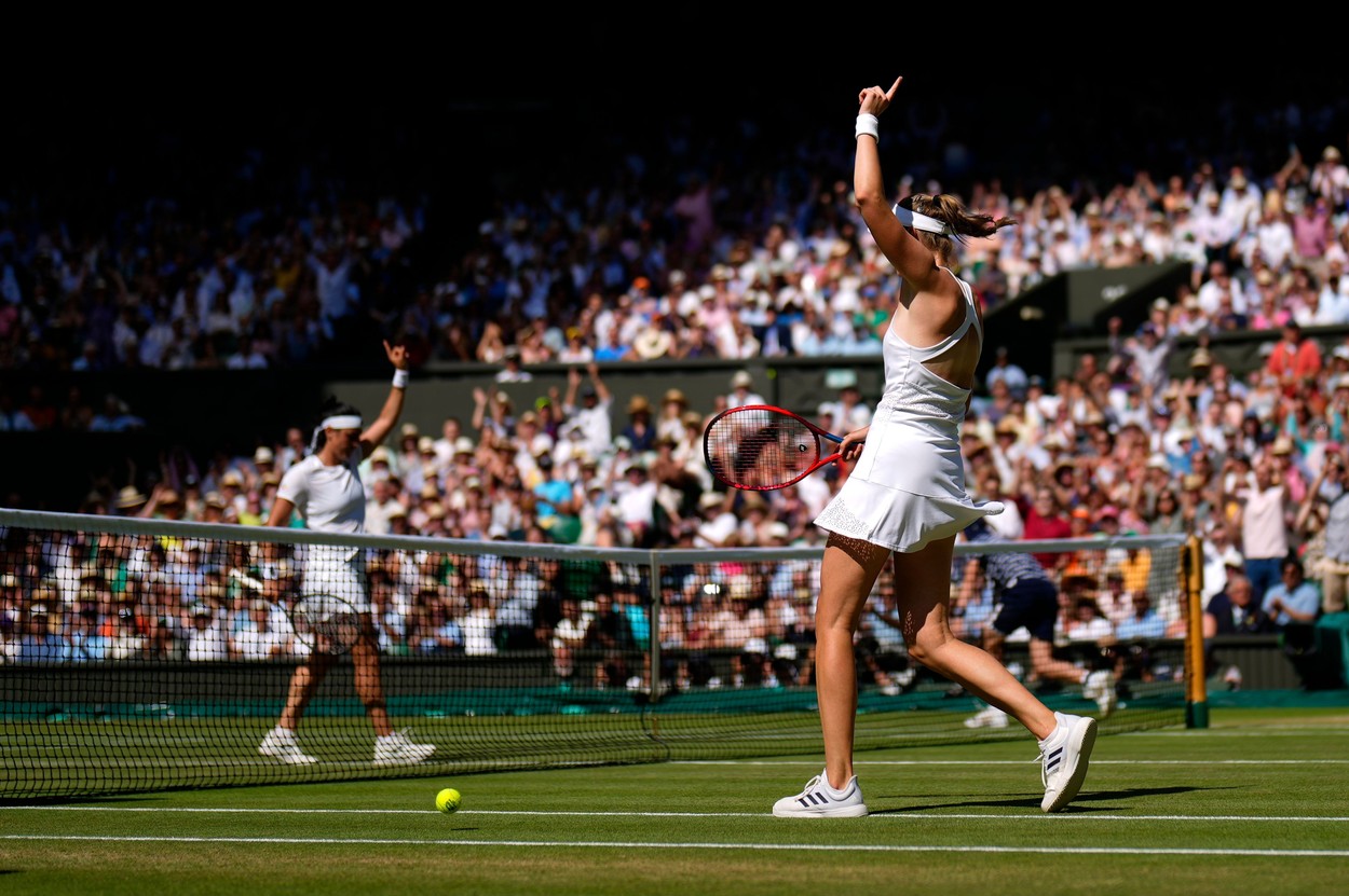 Elena Rybakina a câștigat titlul la Wimbledon. Jucătoarea a revenit de la 0-1 la seturi cu Ons Jabeur | VIDEO