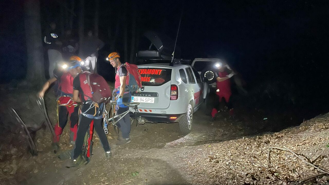 Descoperire macabră în apropiere de Câmpulung. Cadavrul unui bărbat a fost găsit în mijlocul unei păduri