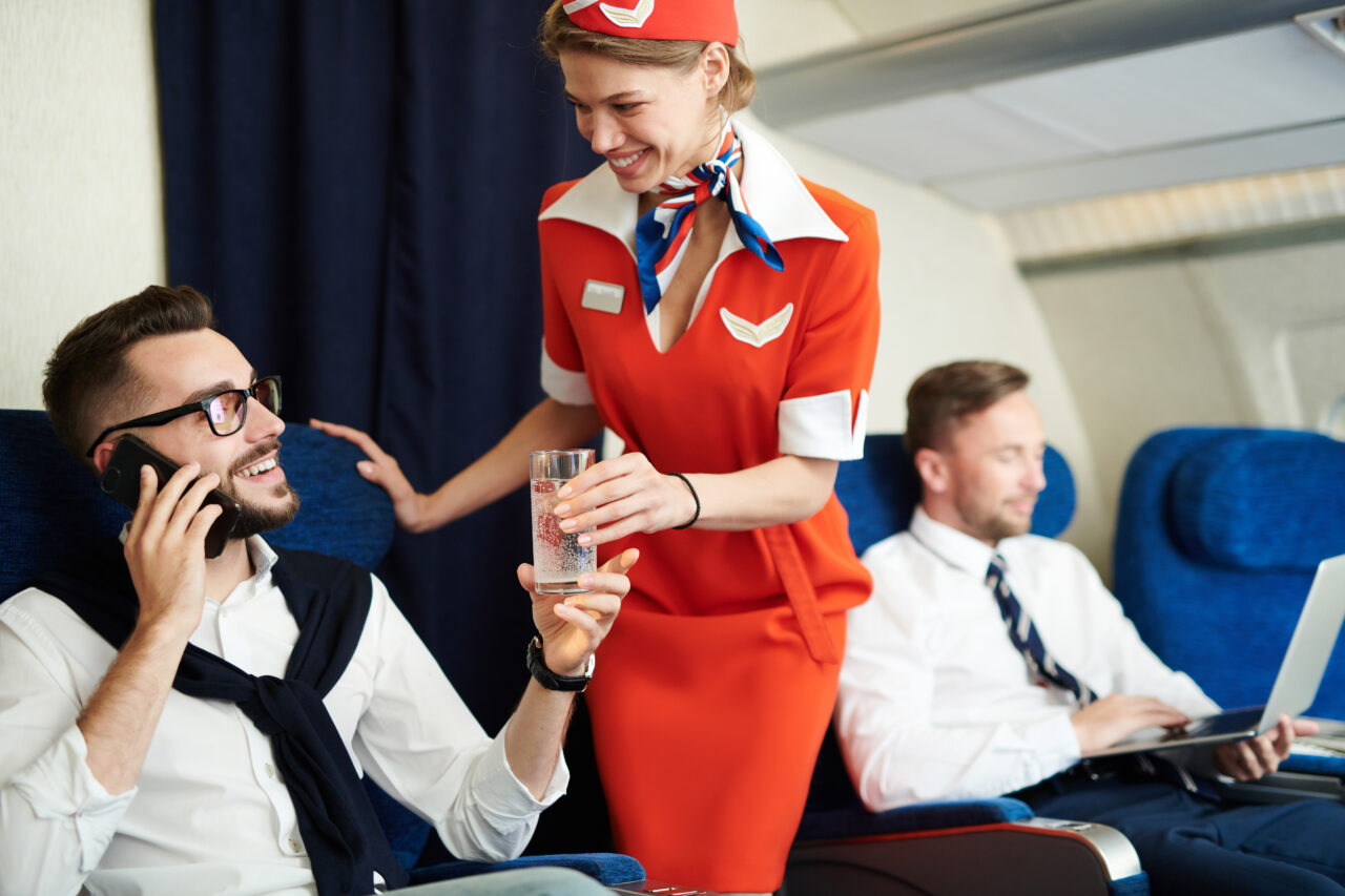Ce nu ar trebui niciodată să consume pasagerii în avion. O stewardesă dezvăluie ce băuturi ar trebui evitate