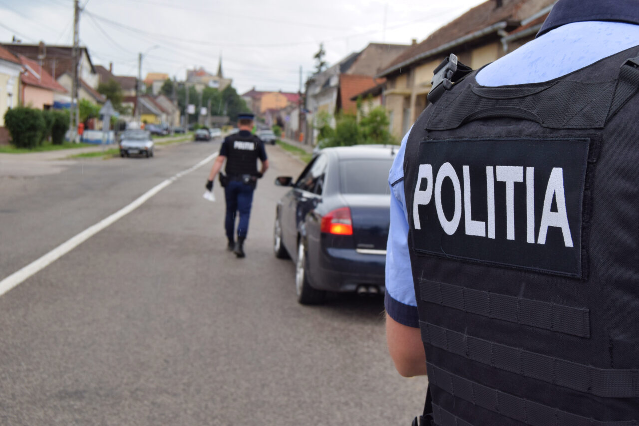 COPIL DE 10 ani, depistat de polițiștii din Dâmbovița la volanul unei mașini oprite în trafic. În dreapa se afla un minor de 11 ani