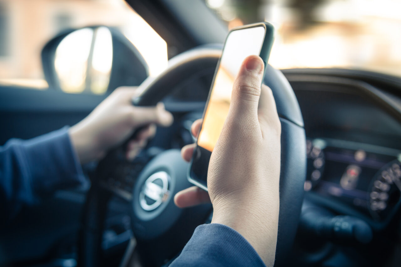 Românii care merg în vacanță în străinătate riscă amenzi uriașe dacă încalcă regulile de circulație. Țara în care folosirea telefonului mobil la volan te costă 230 de euro