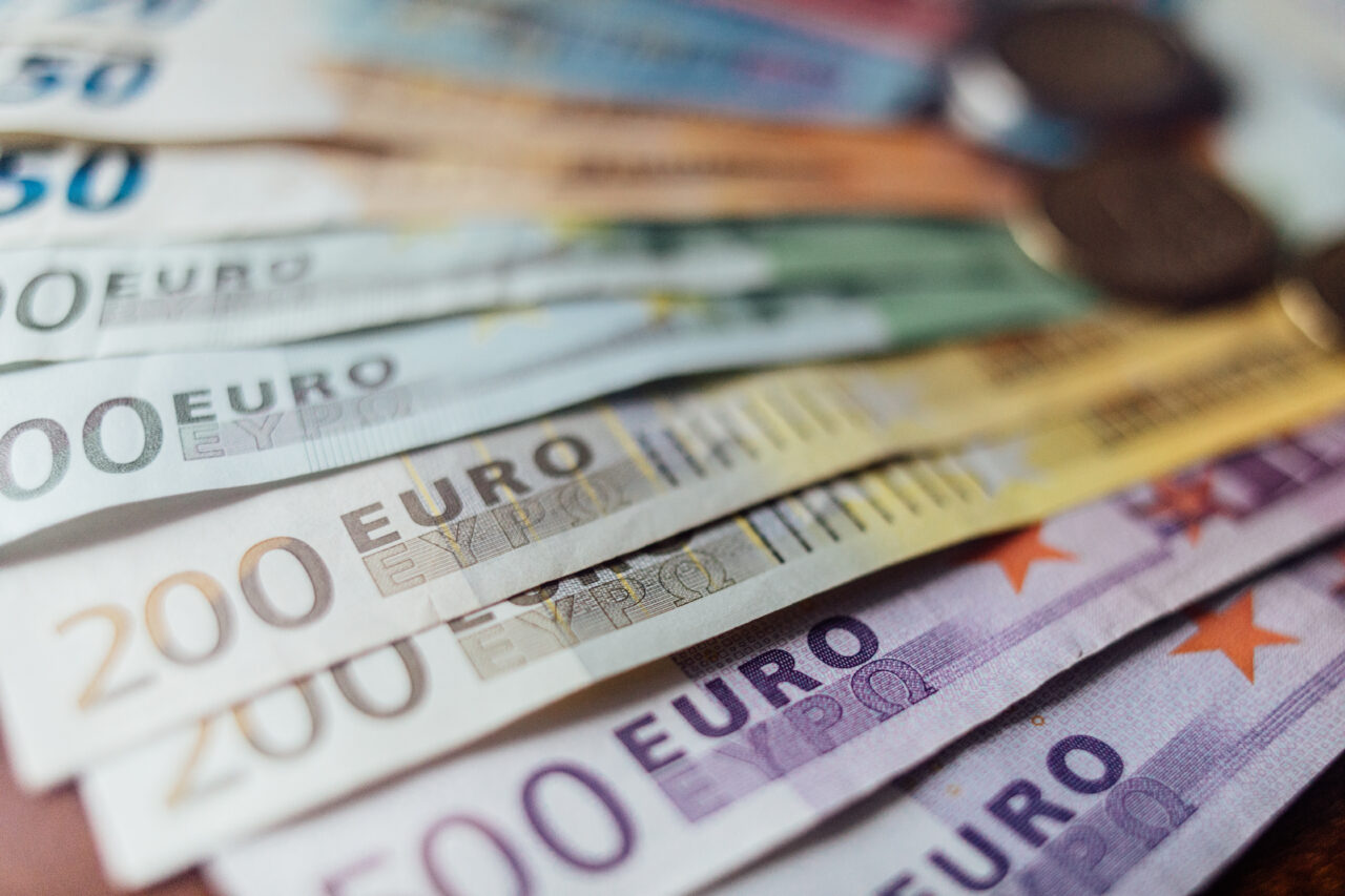 Marea Britanie și zona euro ar putea intra în recesiune în 2023. Experți financiari: ”Riscurile sunt de scădere”