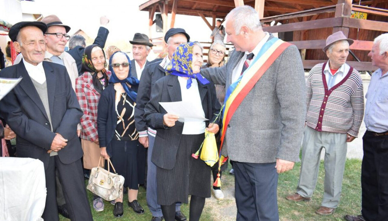 Singura localitate din România care are același primar din 1990 până acum. Cum a reușit Emil să câștige alegerile, de fiecare dată