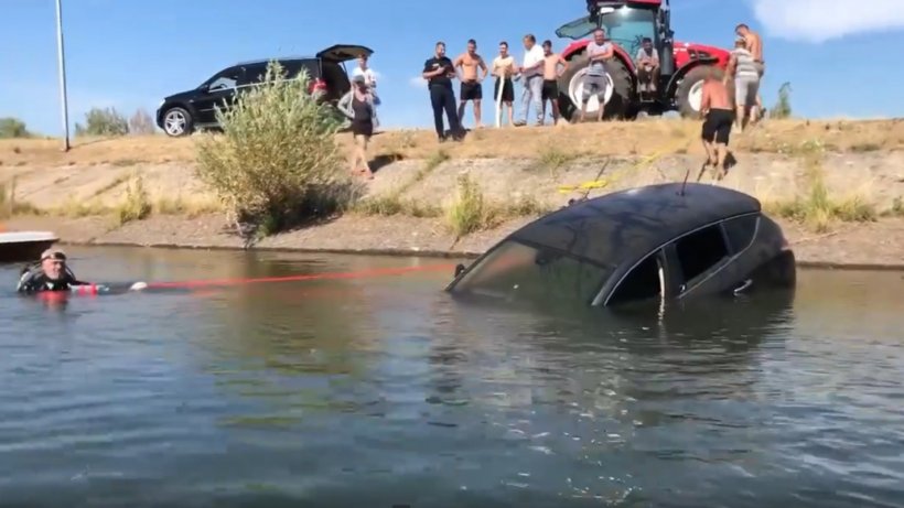 O femeie din Maramureș a rămas fără mașină. Fostul soț i-a „aruncat” mașina în lacul Mujdeni
