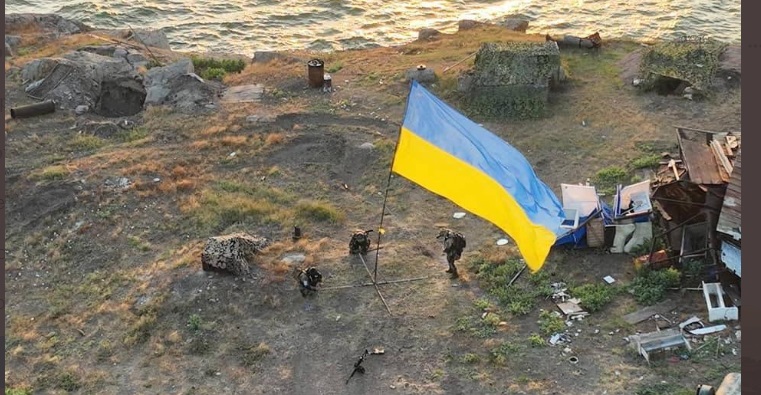 FOTO – VIDEO | Drapelul Ucrainei, arborat din nou pe Insula Șerpilor / Rusia spune că i-a ucis pe militarii ucraineni filmați ridicând steagul