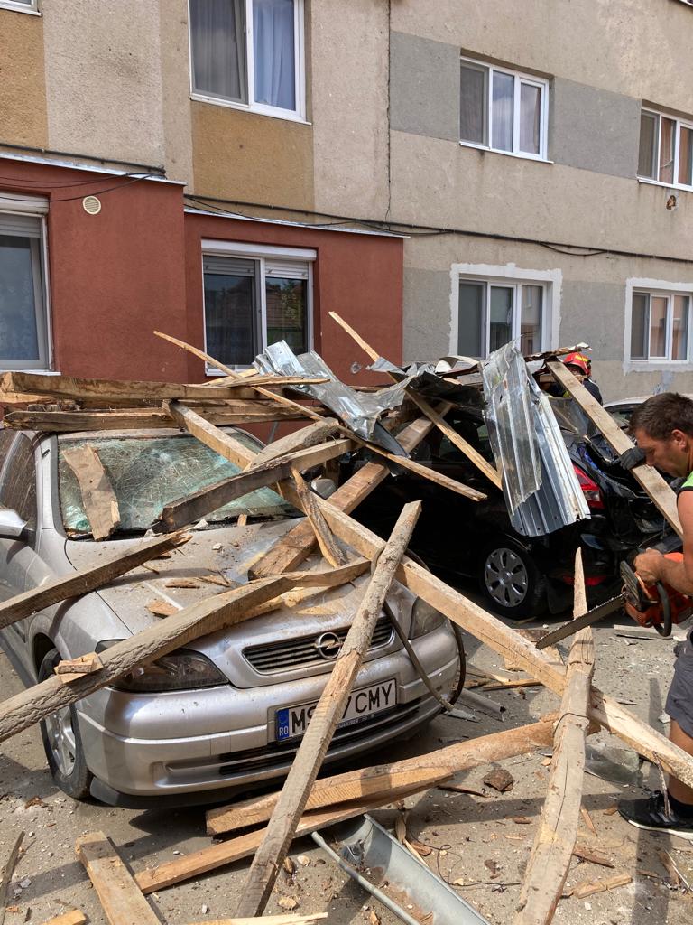FOTO-VIDEO | Un acoperiș smuls de vânt a căzut peste mai multe mașini, într-o localitate din Alba. Județul se află sub cod portocaliu de instabilitate atmosferică