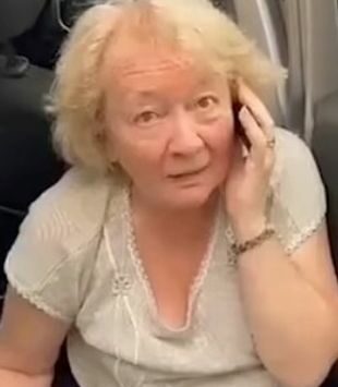 O pensionară din Rusia a incendiat mașina unui general rus. Bătrâna se opune războiului din Ucraina și riscă 15 ani de închisoare