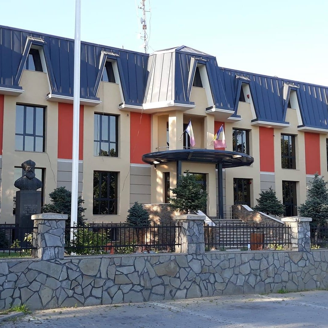 Descoperire halucinantă a Curții de Conturi: Primăria Brazi a plătit o firmă ca să scuture zăpada de pe gardul viu într-un an în care „nu a nins și nici gard viu n-aveau”