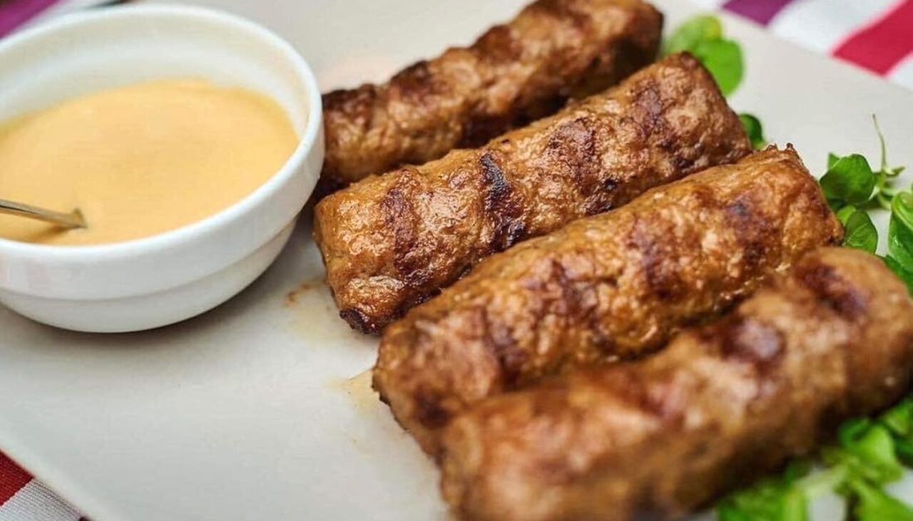 Mai scump decât în Mamaia! Câți lei costă un mic cu muștar în celebrul restaurant Cocoșatu din București