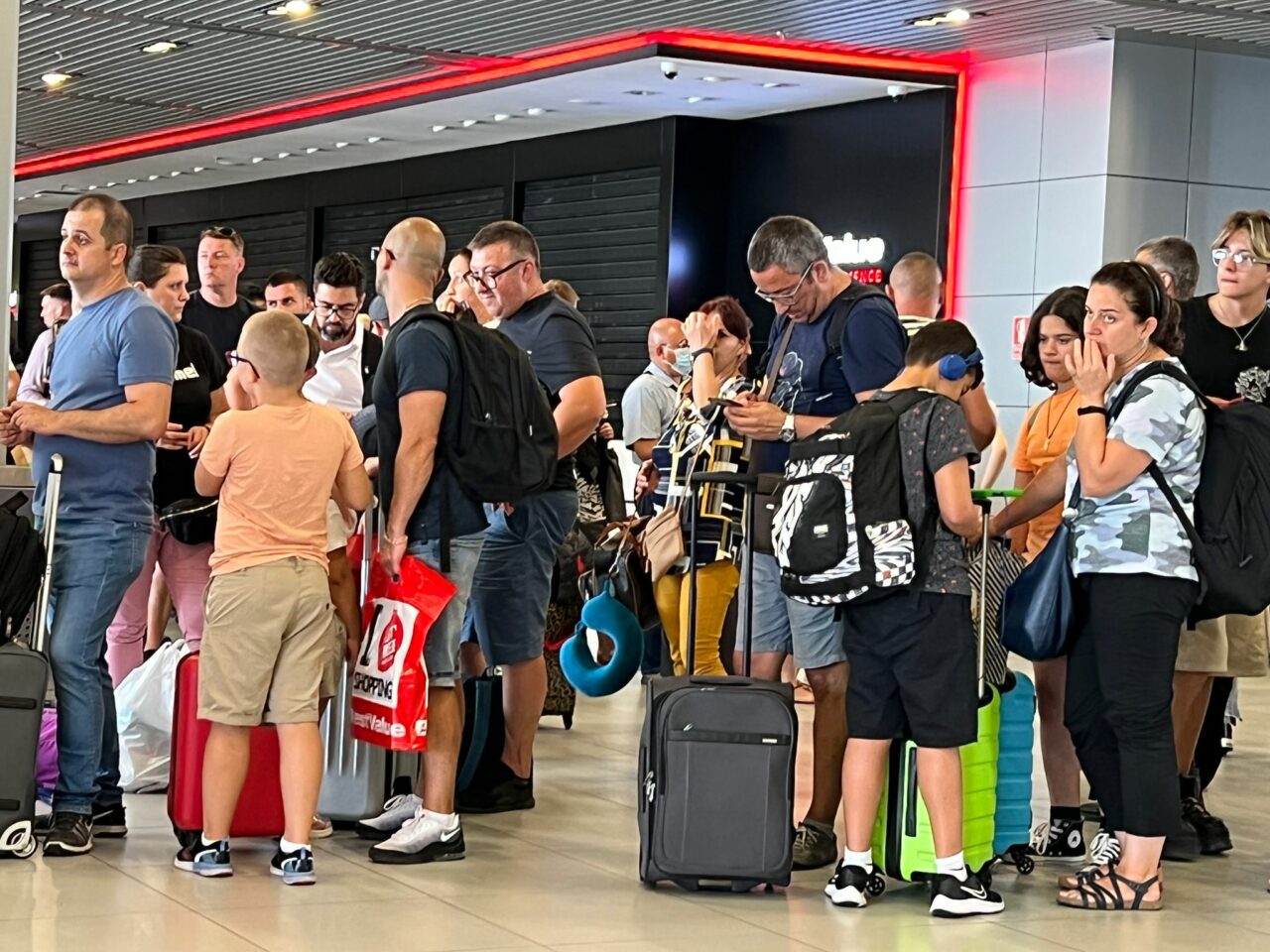 Dezastrul WIZZ AIR și BLUE AIR continuă! Curse amânate și anulate zilnic. Nimănui nu-i pasă, ANPC ce face?!