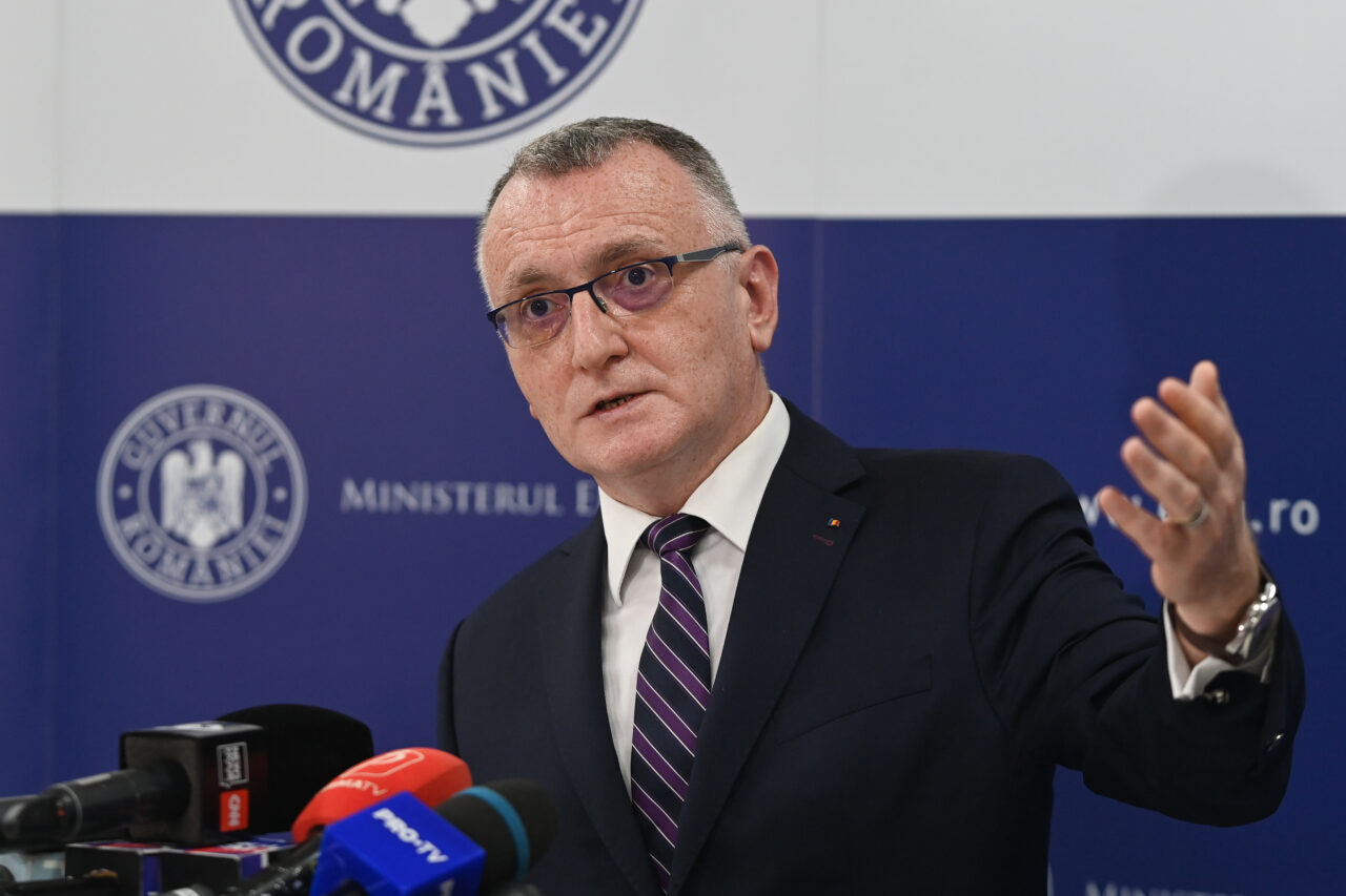 Inspectorii școlari, convocați pentru pregătirea sezonului rece. Sorin Cîmpeanu: Guvernul asigură plata diferențelor de preț pentru orice eventuală fluctuație a costului la energie