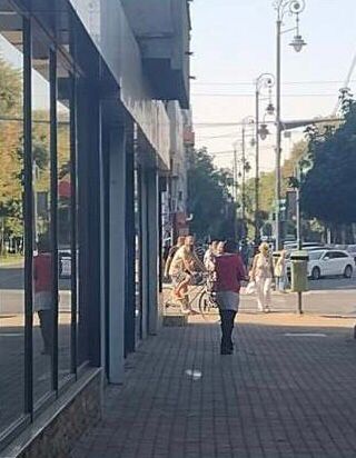 Femeie bolnavă psihic care agresează oamenii prin Arad, din nou liberă. A fost internată doar trei zile la psihiatrie: „Să aveți mare grijă la doamna”