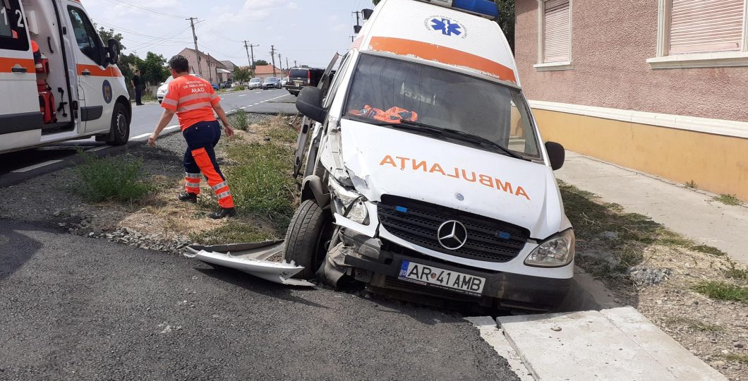 FOTO | Ambulanță implicată într-un accident, pe un drum județean din Arad. Șoferul autospecialei a fost rănit