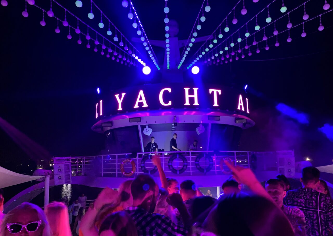 La Oxford studiezi Summer Vibes! … pe yacht! (P)
