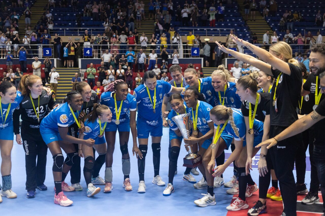 CSM Bucureşti a câștigat Supercupa României la handbal feminin! Accidentare gravă a portarului celor de la Rapid!