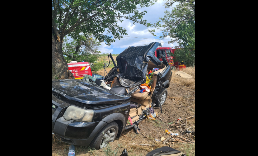 FOTO | O șoferiță din Vaslui a murit strivită după ce s-a izbit cu mașina de un copac