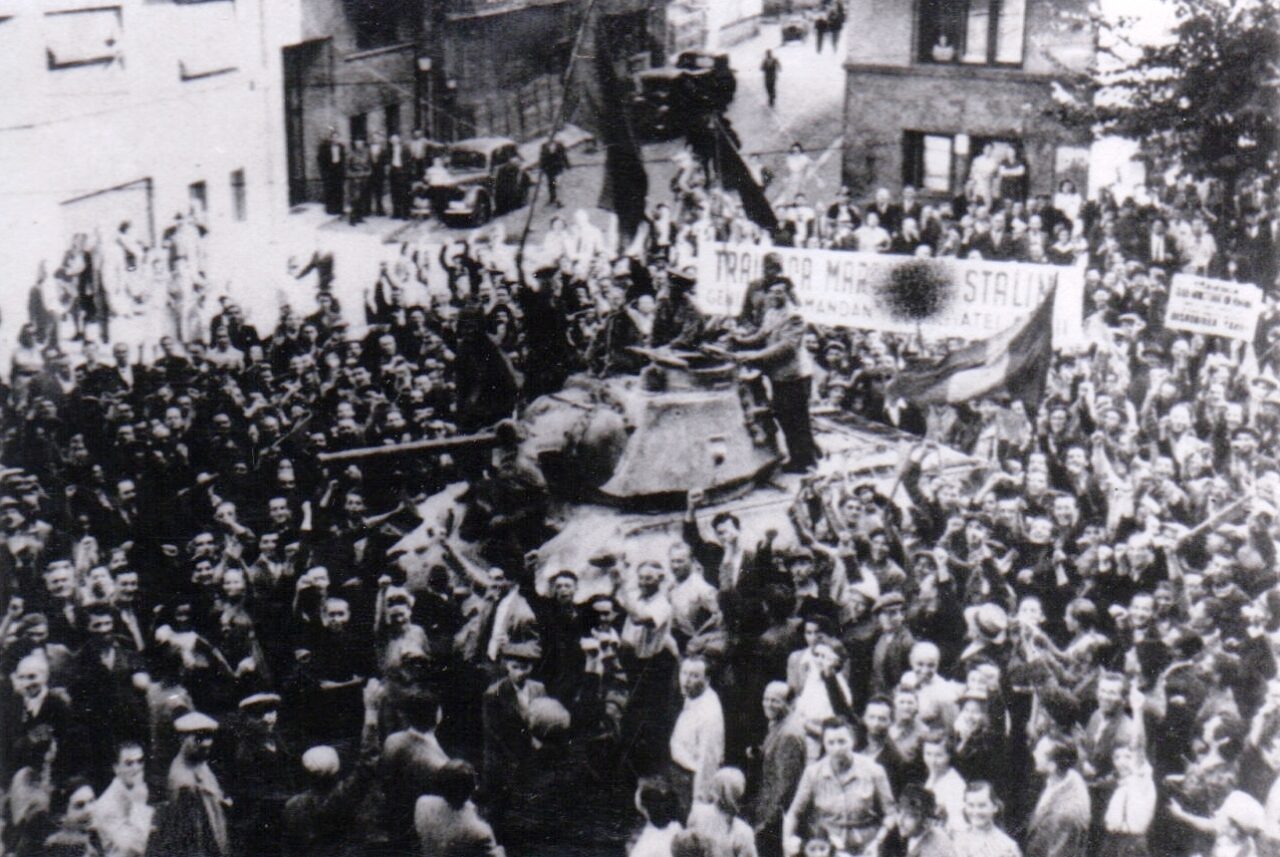 Cum a arătat Bucureștiul în ziua în care soarta României s-a schimbat pentru 45 de ani. Ceaușescu și lideri comuniști eliberați din penitenciare i-au întâmpinat pe ruși. ”Cei fără avere sau naivi, sperau într-o minune. Ea nu a venit” – GALERIE FOTO