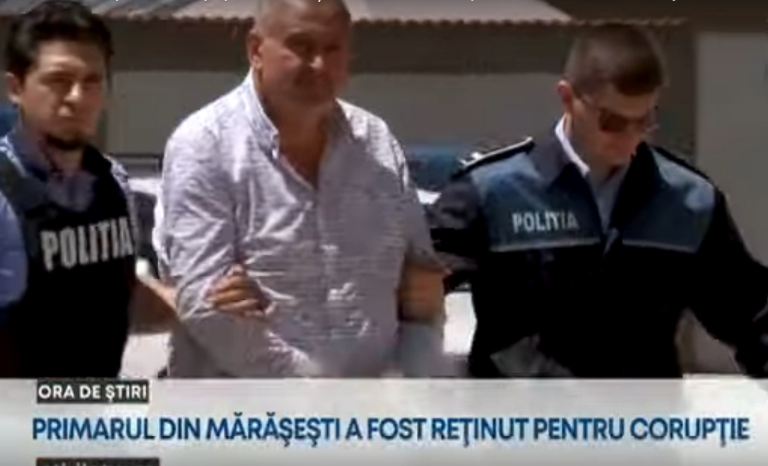 Primarul din Mărășești, călcat iar de mascați! Edilul fura curent de la o sală de sport, pentru a-și încărca mașina electrică