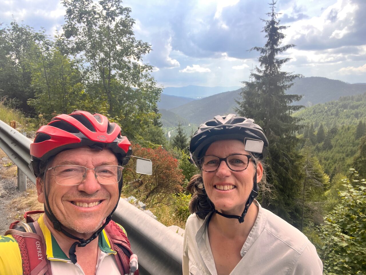 Doi turiști canadieni, care parcurg țara noastră pe bicicletă, au crezut că „URSS” a invadat România după ce au primit un mesaj RO-Alert. Ce scria în avertizare