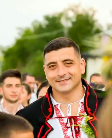 VIDEO | ”Uite, avem și brânză de la nea Gigi!” Cine se bucură de ”resturile” de mâncare rămase la nunta liderului AUR