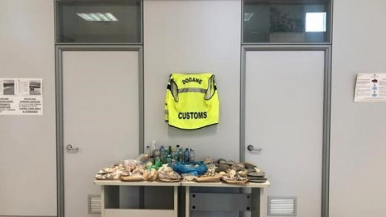 Turiști români, prinși pe aeroportul din Sardinia cu nisip, pietre și scoici în bagaje. Vameșii italieni i-au amendat cu sume uriașe