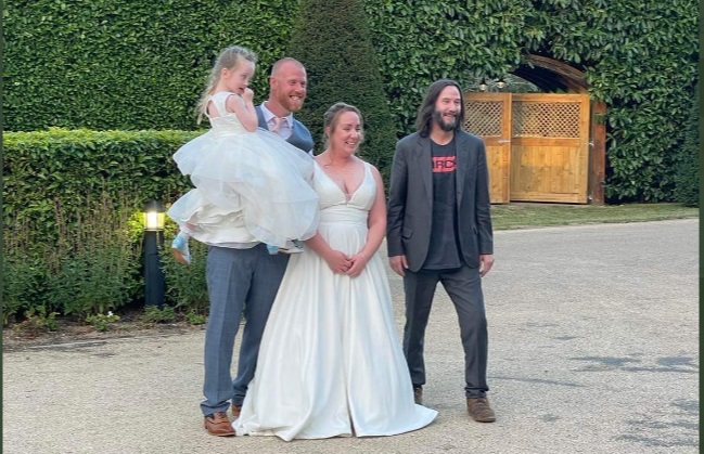 Keanu Reeves, apariţie surpriză la nunta unui cuplu de necunoscuţi: „Soţul meu l-a văzut şi i-a spus că tocmai ne-am căsătorit”