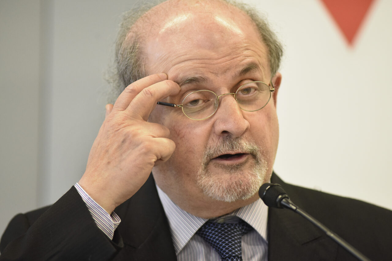 Salman Rushdie și-a pierdut vederea la un ochi și nu-și mai poate folosi o mână după atacul din vară