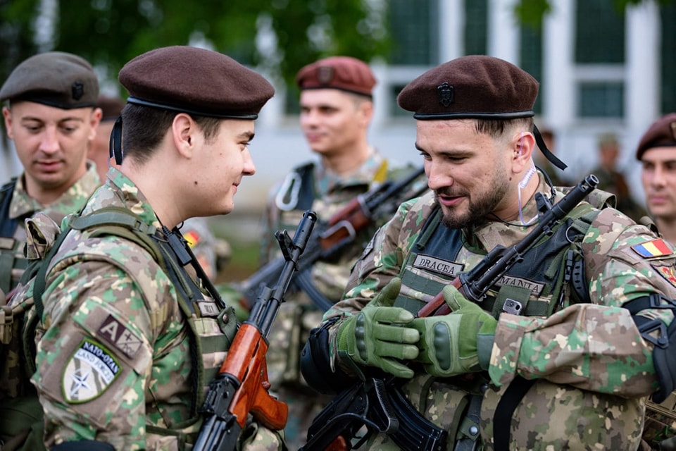 Vloggerul Selly a făcut instrucție alături de militarii de elită ai Scorpionilor Roșii. MApN: „Avem colegi noi!” (GALERIE FOTO)