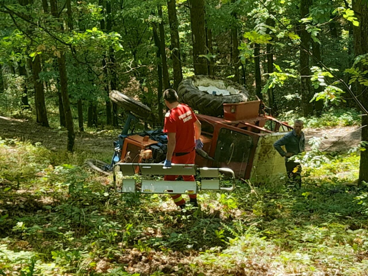 Un tractorist din Gorj a murit după ce utilajul pe care îl conducea s-a răsturnat peste el, pe un drum forestier