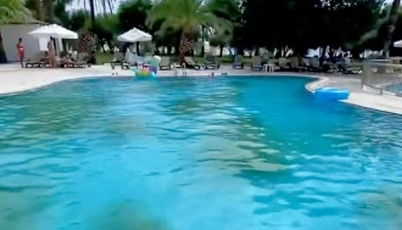 Vacanță de coșmar pentru o turistă în Turcia! Ce a găsit în piscina hotelului de 5 stele unde era cazată